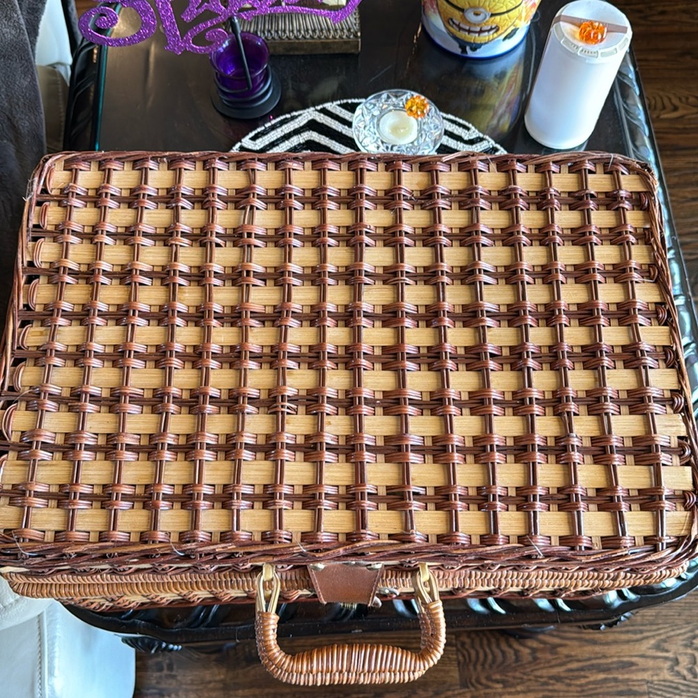 Adorable picnic basket. Approx 12” x 18” and 8” deep. Green checked liner